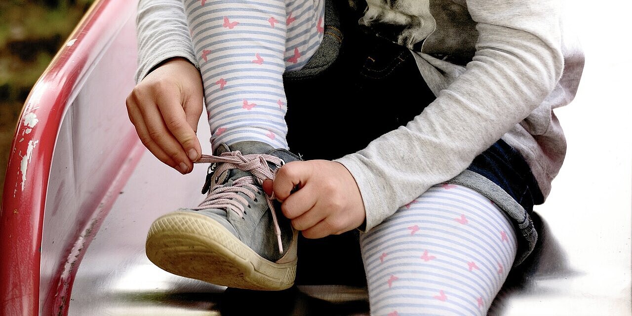 Nicht sprechende Kinder mit Gebärden begleiten